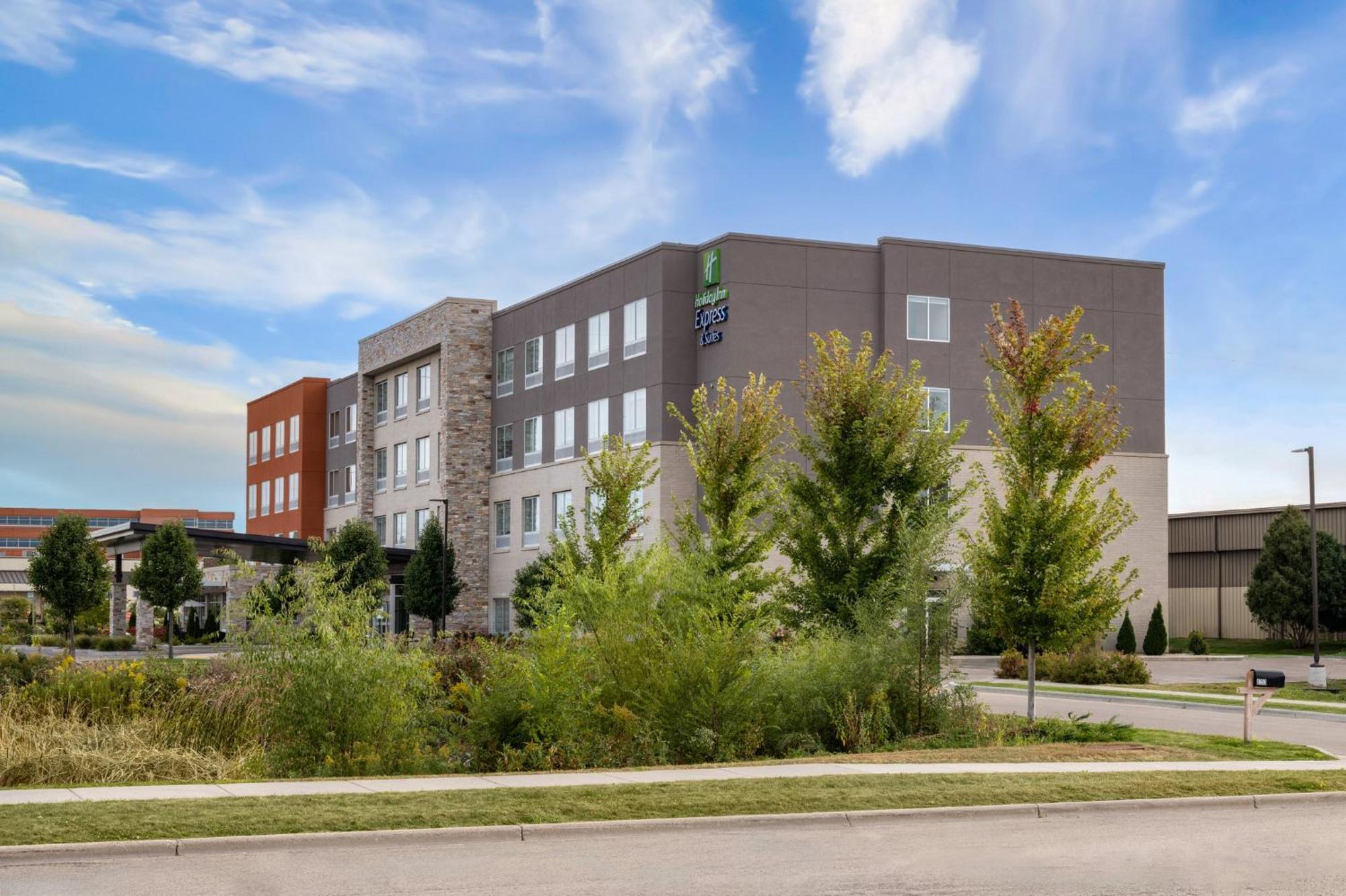 Express & - Madison West - By Ihg Middleton
